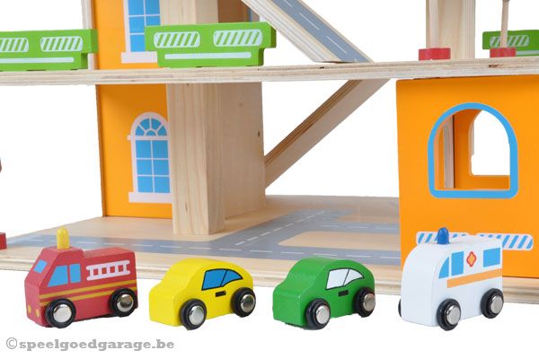 Inclusief 4 houten auto's.