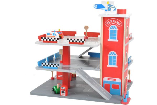 Met de lift omhoog en omlaag.