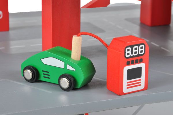 De auto's hebben een uitsparing om te tanken.