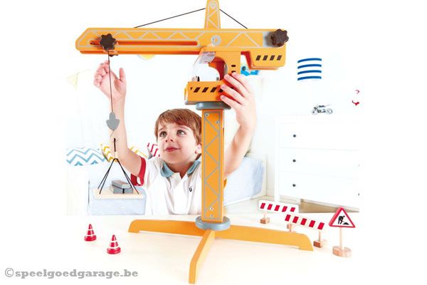 Heerlijk spelen met deze houten hijskraan.