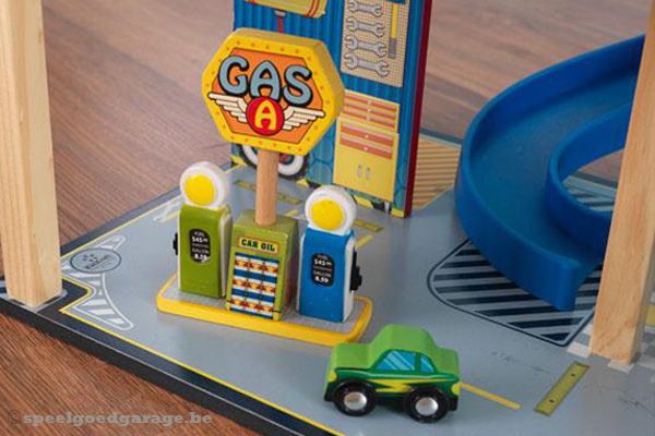 Tanken bij de benzinepomp.