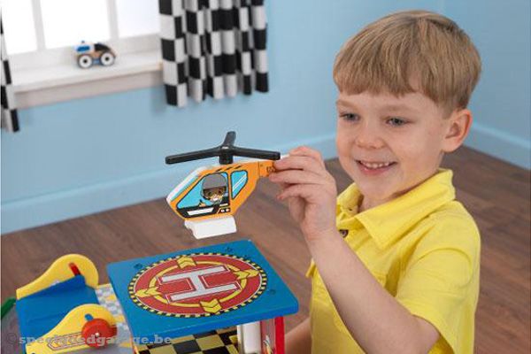 Laat de helicopter landen op het platform.