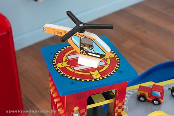 Voorzien van helikopterplatform met helikopter.