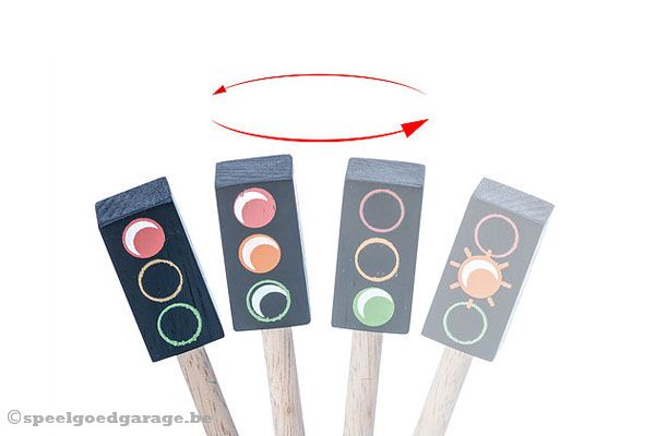 Het stoplicht kan op rood, oranje en groen.