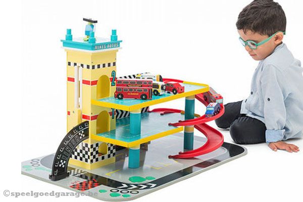 Met een autolift (handbediend).