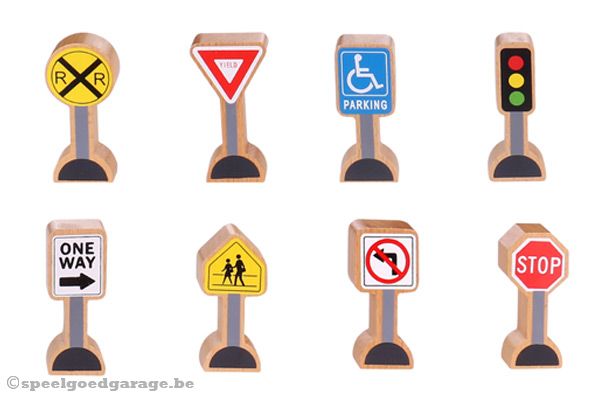 Met verschillende verkeersborden.