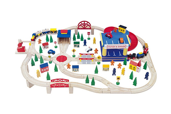 Speelgoedgarage met treinset.