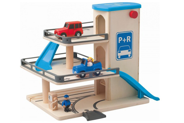 Houten parkeergarage met lift.